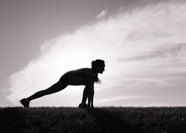 Runner mulher se preparando para a corrida do nascer do sol — Fotografia de Stock