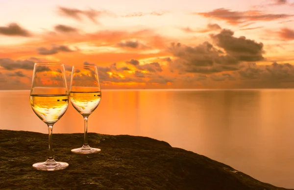 Wineglasses with ocean background — Stock Photo, Image