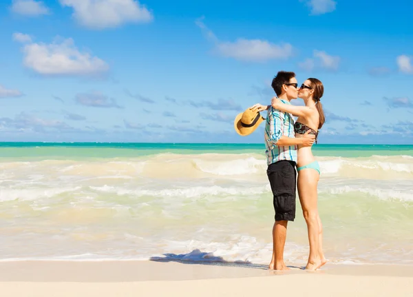 Casal beijando na praia — Fotografia de Stock