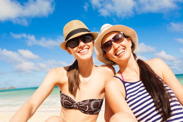 Chicas amigas divirtiéndose en la playa — Foto de Stock