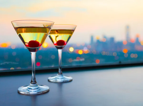 Copos de cocktail com vista para a cidade — Fotografia de Stock