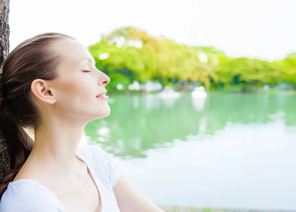 Woman enjoying beautiful day — Zdjęcie stockowe