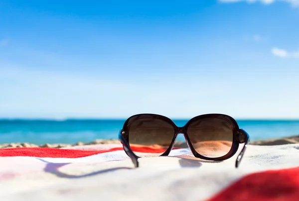 Zonnebril op het strand — Stockfoto