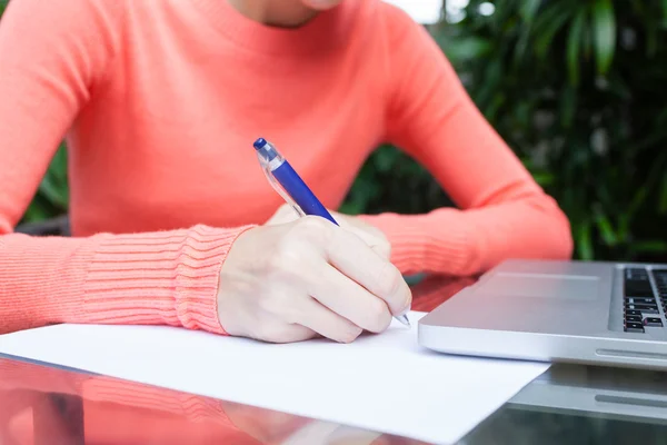 Vrouw schrijven op papier — Stockfoto