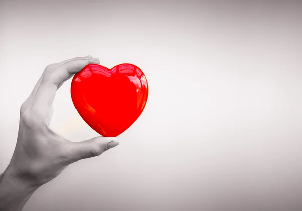 Hand hält rotes Herz — Stockfoto