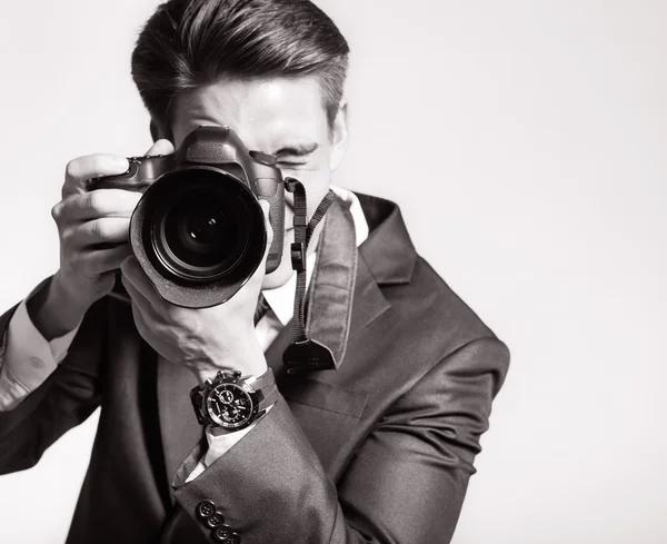 Uomo con fotocamera professionale — Foto Stock