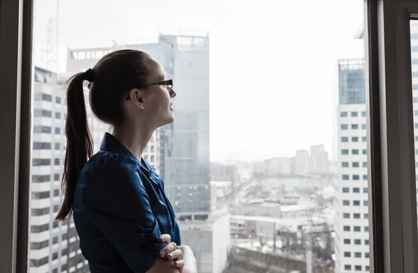 Jeune femme au bureau — Photo