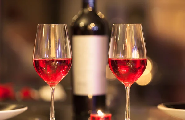 Copos de vinho no restaurante — Fotografia de Stock