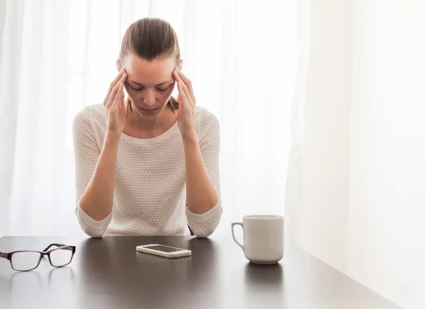 Mulher estressada no escritório — Fotografia de Stock