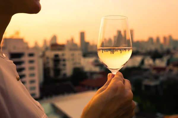 Vinho e jantar na cidade — Fotografia de Stock