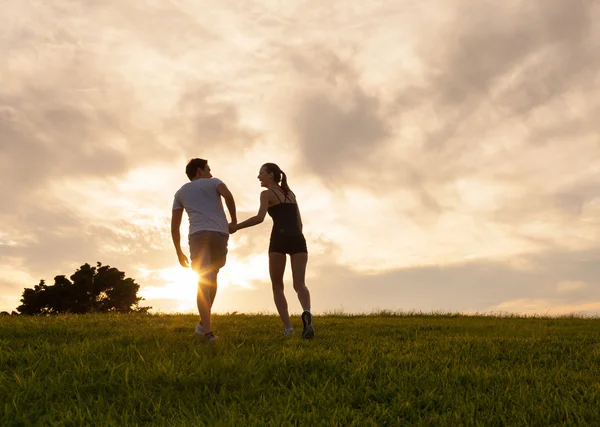 Pareja romántica disfrutando de la puesta de sol —  Fotos de Stock