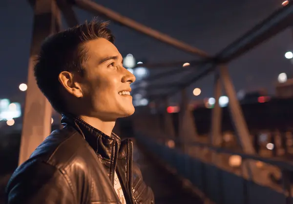 Молодой человек улыбается в городе Стоковое Изображение