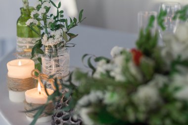 Tablo çiçeklerle dekorasyon