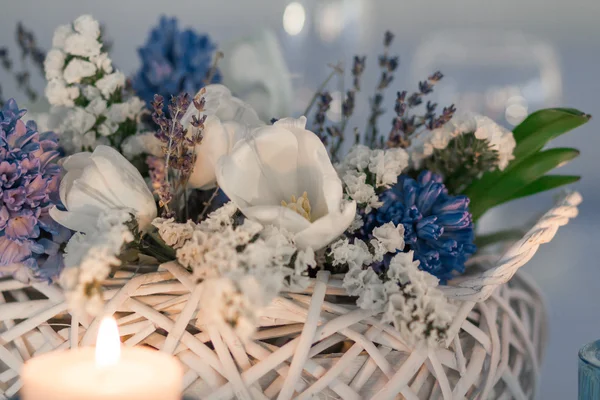 Dekoration på bordet med blommor — Stockfoto