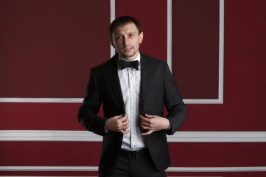 adam kırmızı duvar ile