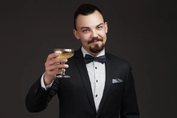 Atrakcyjny mężczyzna z lampką szampana w ręku — Zdjęcie stockowe