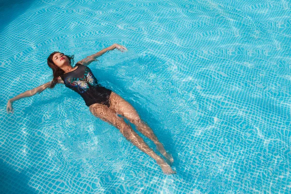 Sexy chica en traje de baño en una piscina — Foto de Stock