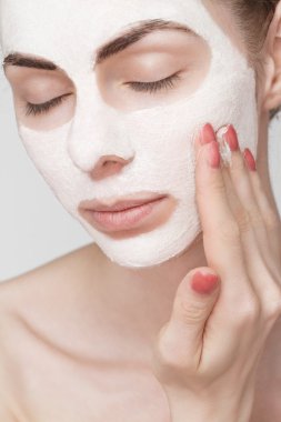 Spa kız uygulanan yüz maskesi