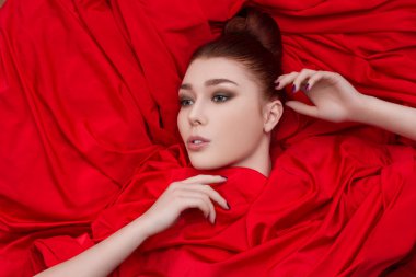 güzel göz alıcı kırmızı kumaş kız