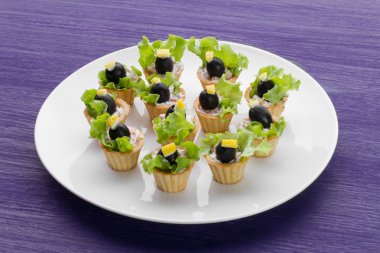 meze hamur sepetleri ile tabak daldırma ile dolu ve zeytin ve marul ile süslenmiş