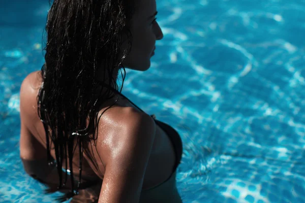 Menina sexy em biquíni em uma piscina — Fotografia de Stock