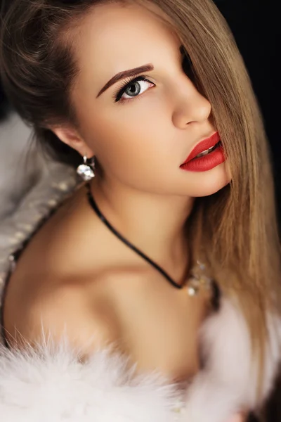 Retrato de una hermosa chica en la piel (enfoque suave en el ojo ) — Foto de Stock