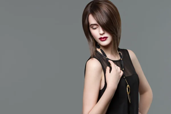 şık makyaj ve saç modeli güzel kız