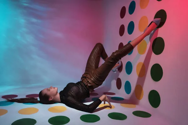 Chica Feliz Jugando Twister Posando Moda —  Fotos de Stock