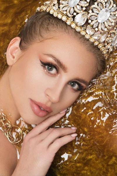Gyönyörű Lány Arany Koronában Arany Csillámporral — Stock Fotó