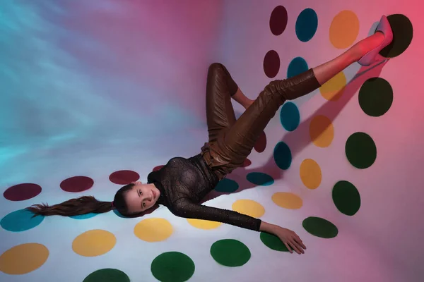 Chica Feliz Jugando Twister Posando Moda Imágenes De Stock Sin Royalties Gratis