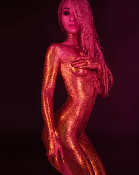 Sexy Dívka Třpytivé Pózování Neonovém Světle Royalty Free Stock Obrázky