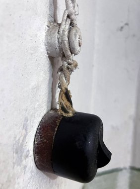 Kumaşa sarılı tel ve seramik yalıtkan ile antika anahtar