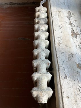 Eski dökme demir kalorifer ve ahşap pencere pervazı