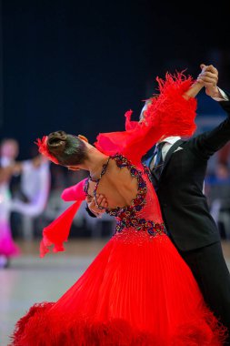Balo dansçısı çift dans pistinde klasik bir gösteri sergiliyor.