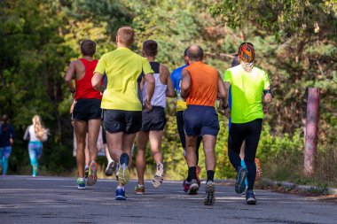 Şehir parkında koşan grup erkek koşucuları