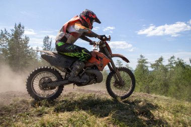 Yan görüş dayanıklıdır. Çamurla kaplı bisikletle çimenli yamaçlarda hızla ilerler.