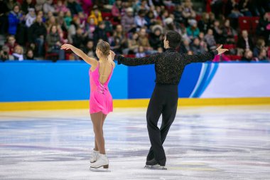 Artistik patinaj çifti yarışmadan sonra reverans yapıyor ve seyircilere teşekkür ediyor