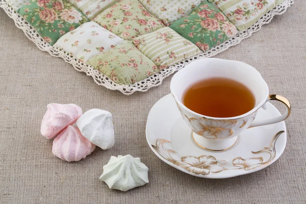 Porselen fincan çay ile