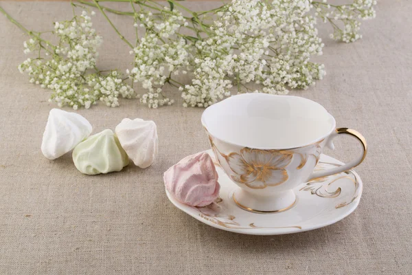 Porselen fincan çay ile