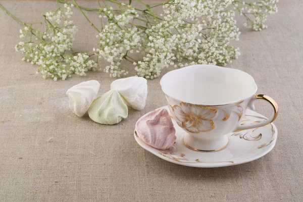 Porselen fincan çay ile