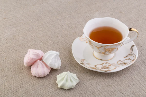 Porselen fincan çay ile