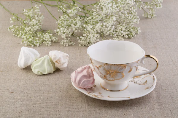 Porselen fincan çay ile