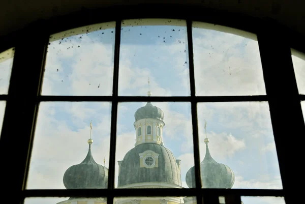 Bir kemer penceresinden bir Katedrali