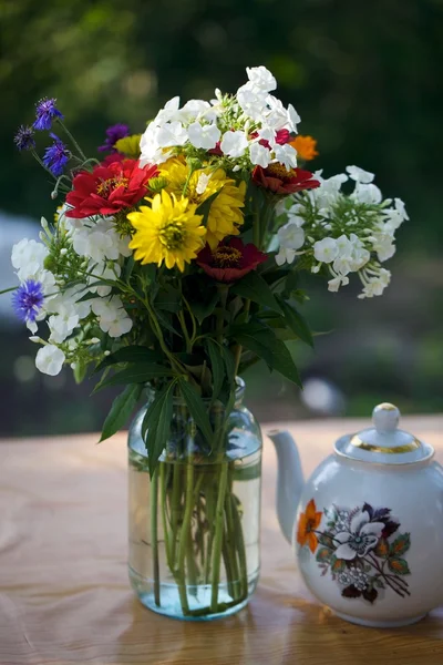 buket porselen çaydanlık yakınındaki bir bahçeden çiçek