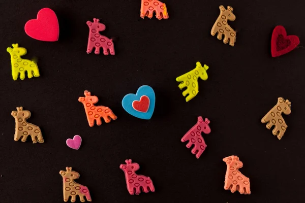 Bu renk zürafalar ve kalpleri bir siyah arka plan üzerine bir çok