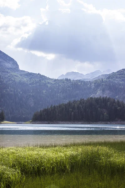 Kara göl kıyısında