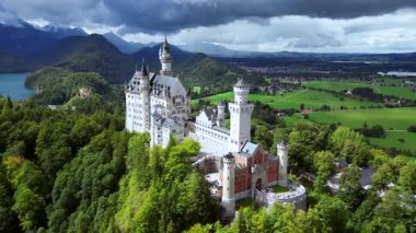 Neuschwanstein Kalesi Alman İHA saldırısı. Yüksek kalite 4k görüntü