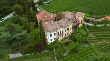 Castello, şarap imalathanesi, İHA. Yüksek kalite 4k görüntü
