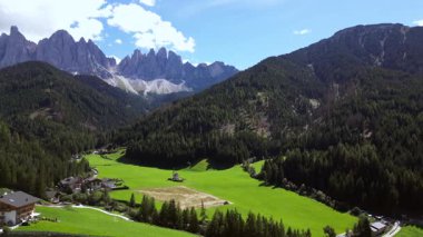 St. John Dolomites Kilisesi İtalyan İHA 'sı. Yüksek kalite 4k görüntü