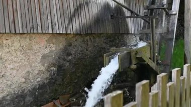 Geleneksel Su Değirmeni Kırsal Doğada Akan Su ile Güç Alınıyor